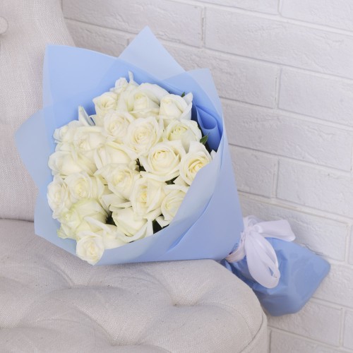 Купить на заказ Букет из 21 белой розы с доставкой в Хромтау