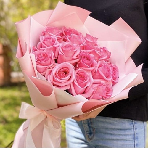Купить на заказ Букет из 19 розовых роз с доставкой в Хромтау