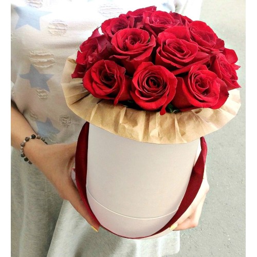 Купить на заказ 11 красных роз в коробке с доставкой в Хромтау