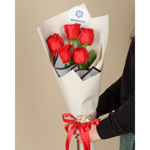 Купить на заказ Букет из 5 красных роз с доставкой в Хромтау